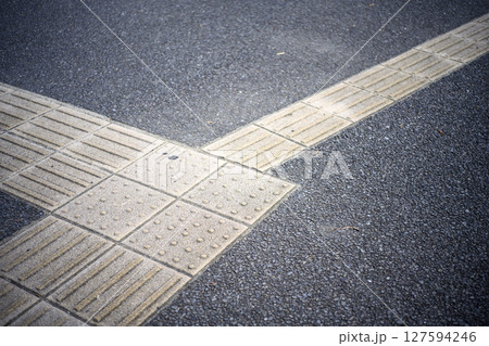 点字ブロック 誘導ブロック 歩道 歩行者 イメージ 127594246