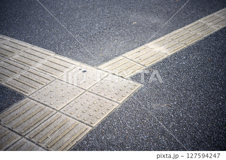 点字ブロック 誘導ブロック 歩道 歩行者 イメージ 127594247