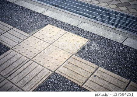 点字ブロック 誘導ブロック 歩道 歩行者 イメージ 127594251
