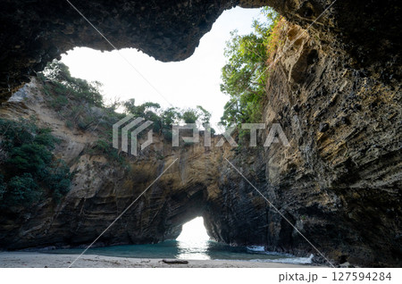 海と空が見える洞窟 127594284