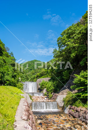 渓谷の砂防ダム（三重県 菰野町 三滝川） 127594285