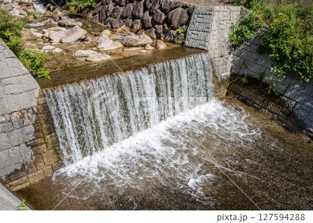 夏イメージ　納涼風景　【渓谷の砂防ダム】（三重県 菰野町 三滝川） 127594288