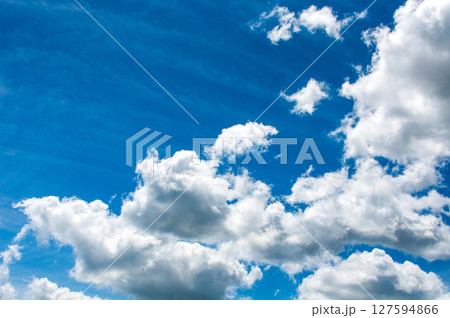 初夏の青い空に浮かぶ雲 初夏の青い空に浮かぶ雲 127594866