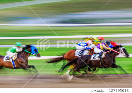 疾走する競走馬たちの一瞬 127595018