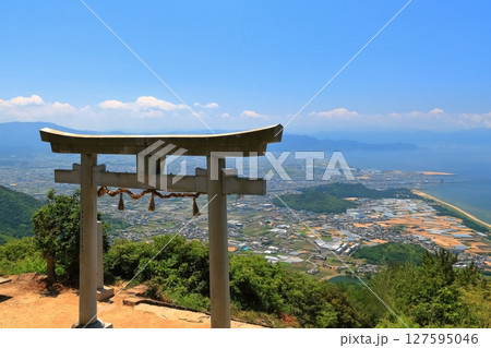 【香川県】晴天の高屋神社（天空の鳥居）観音寺市街地と瀬戸内海の眺め 127595046