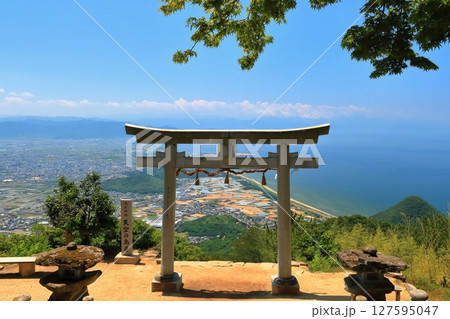【香川県】晴天の高屋神社（天空の鳥居）観音寺市街地と瀬戸内海の眺め 127595047