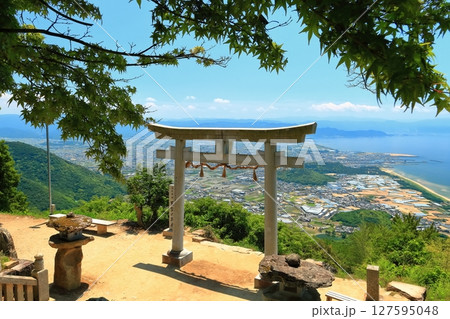 【香川県】晴天の高屋神社（天空の鳥居）観音寺市街地と瀬戸内海の眺め 127595048