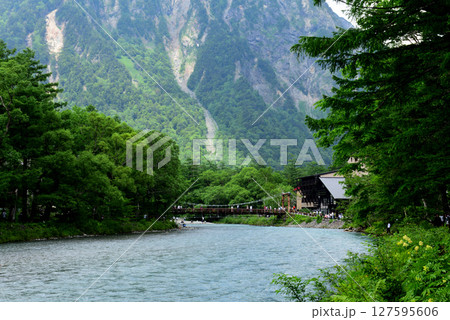 河童橋から穂高連峰を臨む人々 127595606