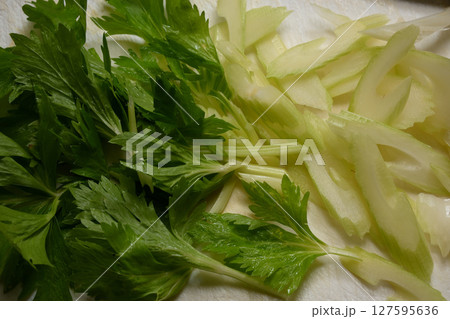 まな板の上で切ったセロリ まな板の上で切ったセロリ 127595636