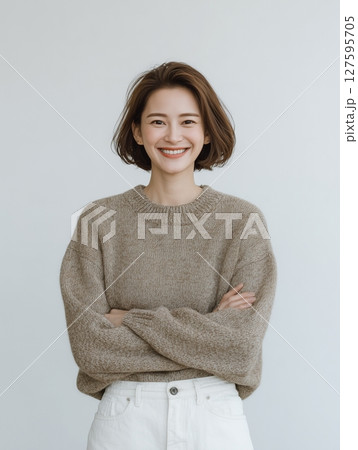 笑顔で腕を組むカジュアルな日本人女性ポートレート 127595705