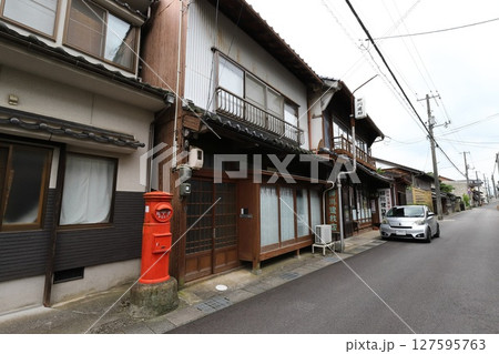 鳥取　倉吉　丸ポストのある風景（柳川建材店前） 127595763