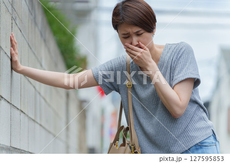 吐き気がする女性 127595853