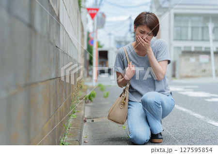 吐き気がする女性 吐き気がする女性 127595854