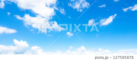 青空と白い雲のシンプルな風景 青空と白い雲のシンプルな風景 127595878