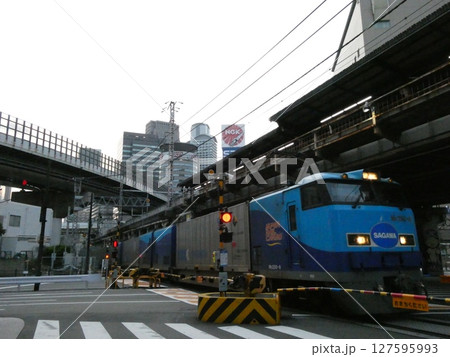 朝の浄正橋踏切を通過するスーパーレールカーゴ 127595993