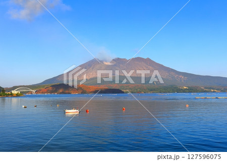【鹿児島県】朝日を浴びる桜島昭和火口 127596075