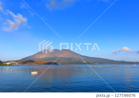 【鹿児島県】朝日を浴びる桜島昭和火口 127596076