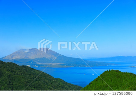 【鹿児島県】快晴の桜島と錦江湾 127596090