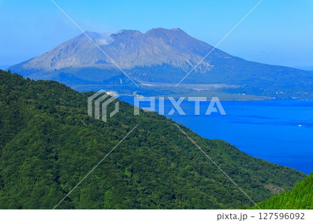 【鹿児島県】快晴の桜島と錦江湾 127596092