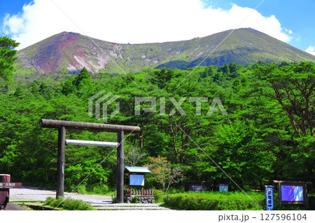 【宮崎県】高千穂河原から見た高千穂峰(霧島山) 【宮崎県】高千穂河原から見た高千穂峰(霧島山) 127596104