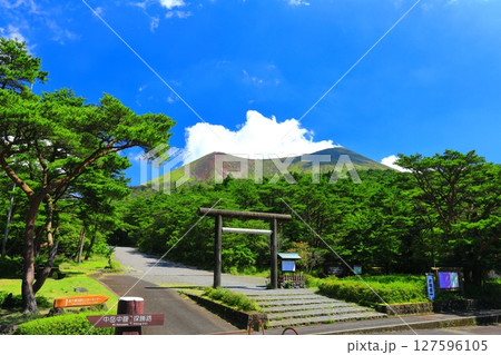 【宮崎県】高千穂河原から見た高千穂峰（霧島山） 127596105