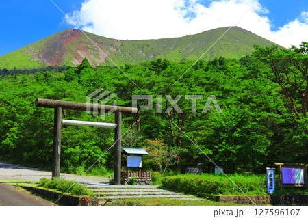【宮崎県】高千穂河原から見た高千穂峰（霧島山） 127596107