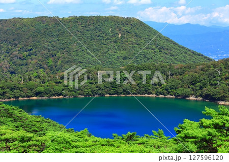 【宮崎県】晴天の霧島の白紫池（えびの高原） 127596120