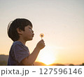タンポポの綿毛と男の子 127596146