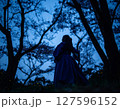 夜の森・祈る女性 127596152