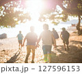 海に向かう子供たち 127596153