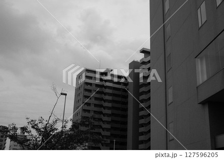 モノクロ ビル 背景 河(2025年6月登録) モノクロ ビル 背景 河(2025年6月登録) 127596205