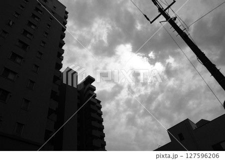 モノクロ ビル 背景 河(2025年6月登録) モノクロ ビル 背景 河(2025年6月登録) 127596206