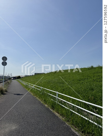 土手沿いの道と青い空 土手沿いの道と青い空 127596592