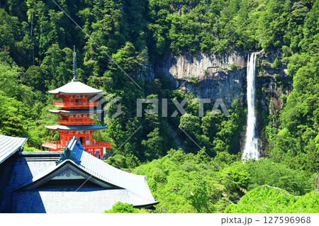 【和歌山県】快晴の那智山青岸渡寺と那智の滝（熊野那智大社） 127596968