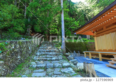【和歌山県】那智山青岸渡寺の熊野古道 【和歌山県】那智山青岸渡寺の熊野古道 127596969