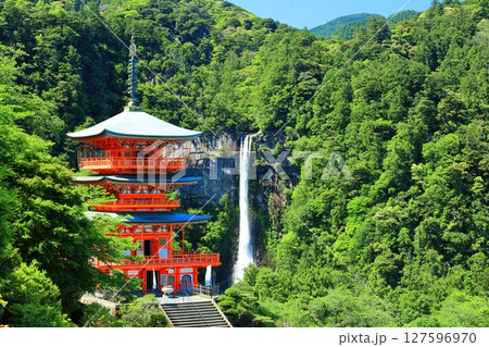 【和歌山県】快晴の青岸渡寺三重塔と那智の滝（熊野那智大社） 127596970