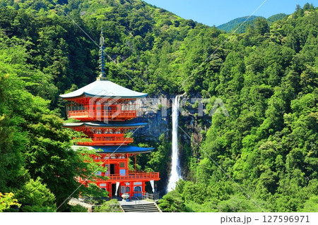 【和歌山県】快晴の那智山青岸渡寺と那智の滝（熊野那智大社） 127596971