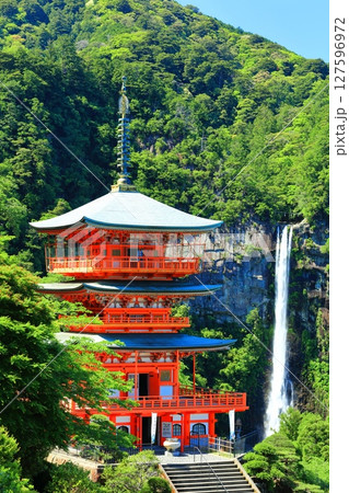 【和歌山県】快晴の青岸渡寺三重塔と那智の滝（熊野那智大社） 127596972