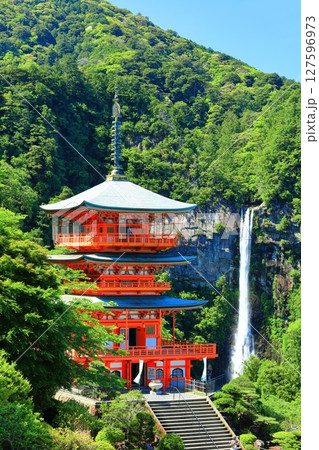 【和歌山県】快晴の青岸渡寺三重塔と那智の滝（熊野那智大社） 127596973