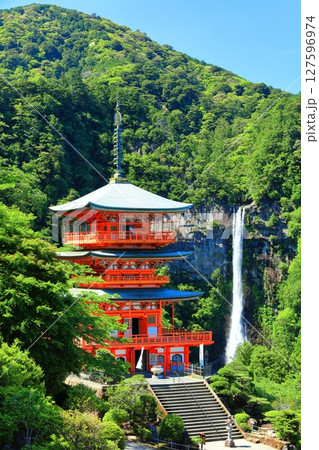 【和歌山県】快晴の青岸渡寺三重塔と那智の滝（熊野那智大社） 127596974