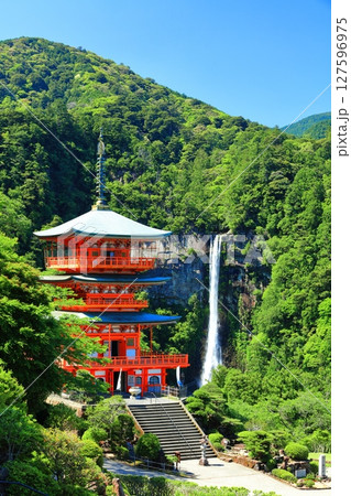 【和歌山県】快晴の青岸渡寺三重塔と那智の滝（熊野那智大社） 127596975