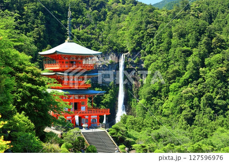【和歌山県】快晴の青岸渡寺三重塔と那智の滝(熊野那智大社) 【和歌山県】快晴の青岸渡寺三重塔と那智の滝(熊野那智大社) 127596976