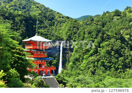 【和歌山県】快晴の青岸渡寺三重塔と那智の滝(熊野那智大社) 【和歌山県】快晴の青岸渡寺三重塔と那智の滝(熊野那智大社) 127596978