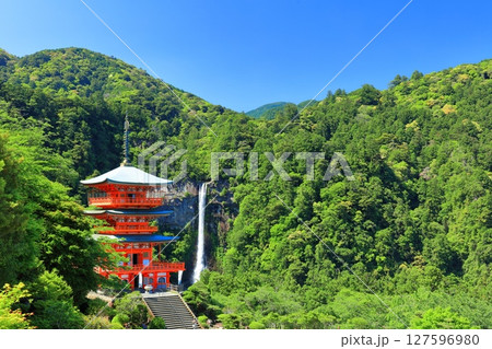 【和歌山県】快晴の青岸渡寺三重塔と那智の滝（熊野那智大社） 127596980