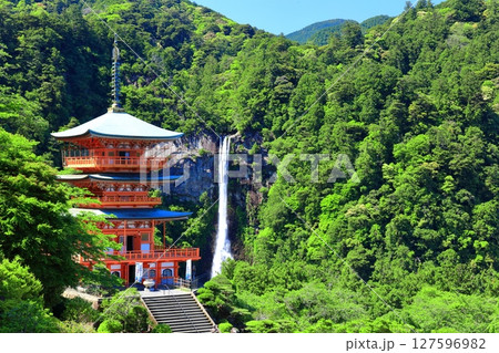 【和歌山県】快晴の青岸渡寺三重塔と那智の滝（熊野那智大社） 127596982