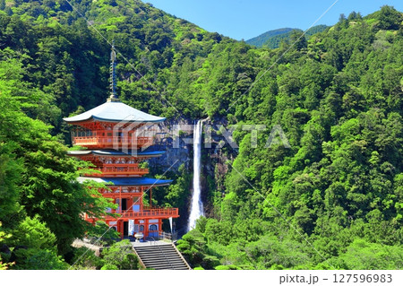 【和歌山県】快晴の青岸渡寺三重塔と那智の滝（熊野那智大社） 127596983