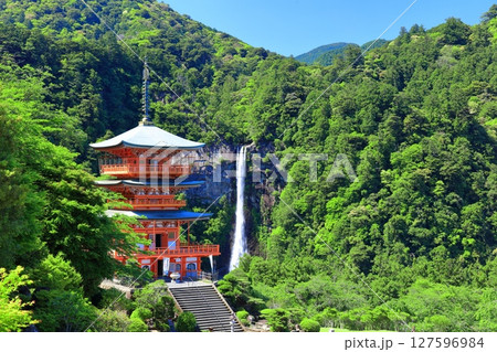 【和歌山県】快晴の青岸渡寺三重塔と那智の滝（熊野那智大社） 127596984