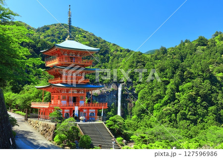 【和歌山県】快晴の青岸渡寺三重塔と那智の滝(熊野那智大社) 【和歌山県】快晴の青岸渡寺三重塔と那智の滝(熊野那智大社) 127596986