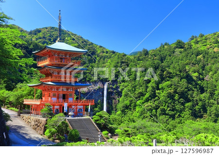 【和歌山県】快晴の青岸渡寺三重塔と那智の滝（熊野那智大社） 127596987