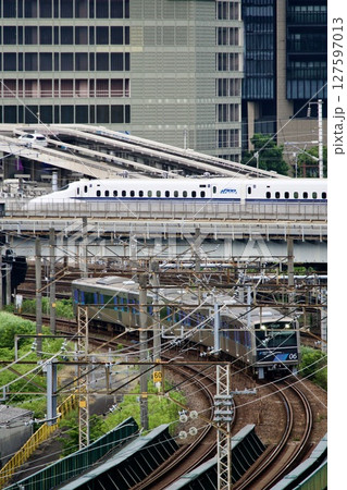 ささしまライブから見た「あおなみ線」と「新幹線」 127597013
